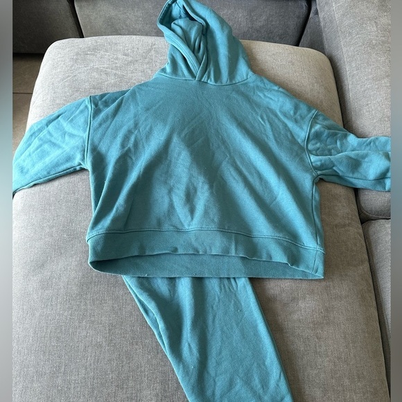 Forever 21 cropped sweatsuit - Picture 1 of 6